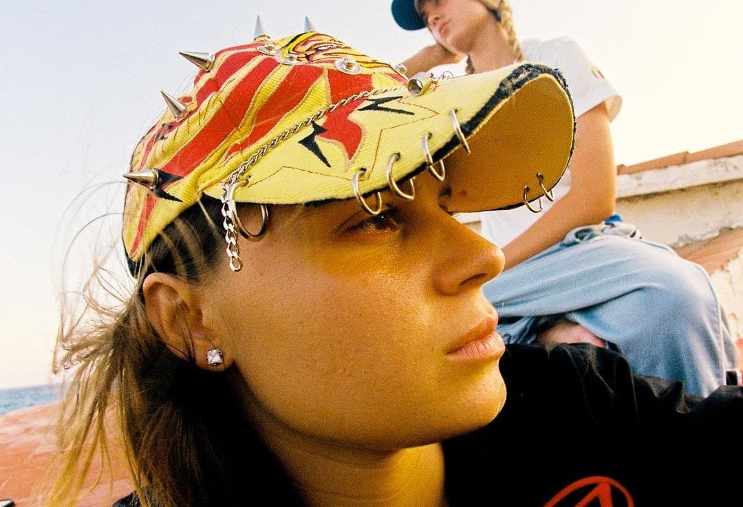 Tres diseñadores que tunean gorras (y que hacen tus sueños realidad)