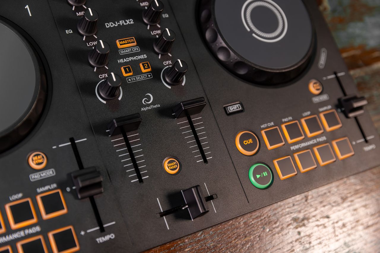 DJ AlphaTheta DDJ-FLX2