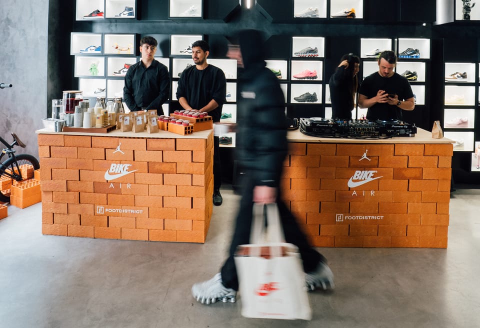Footdistrict, BMX y las Air Jordan 4 Brick by Brick