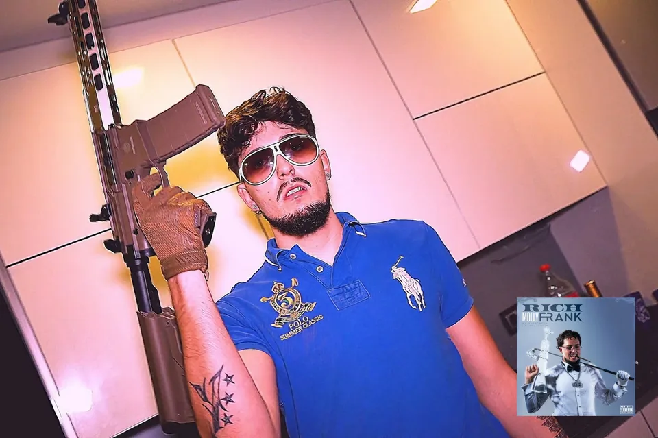 yyy891 – “Rich Molly Frank”