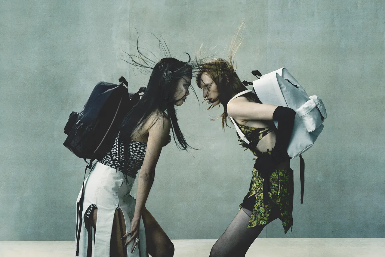 Eastpak_F24_Avavav_Av-Double-Pakr_Avavav-Black_Avavav-White_01_UC274232.jpg