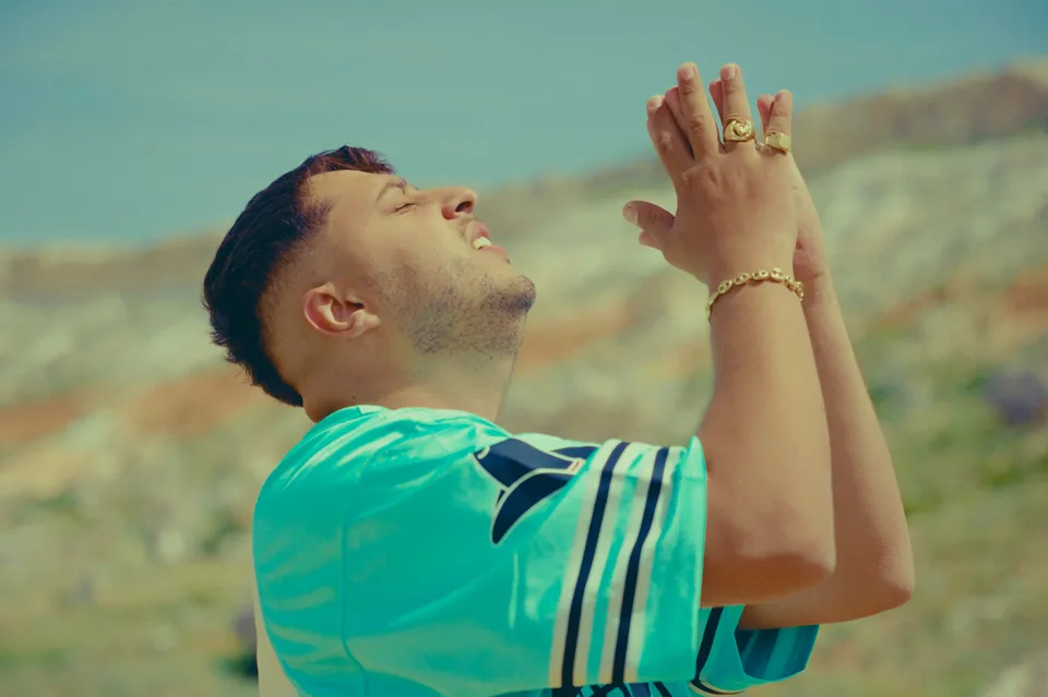 Dollar Selmouni – “Más que amigos”