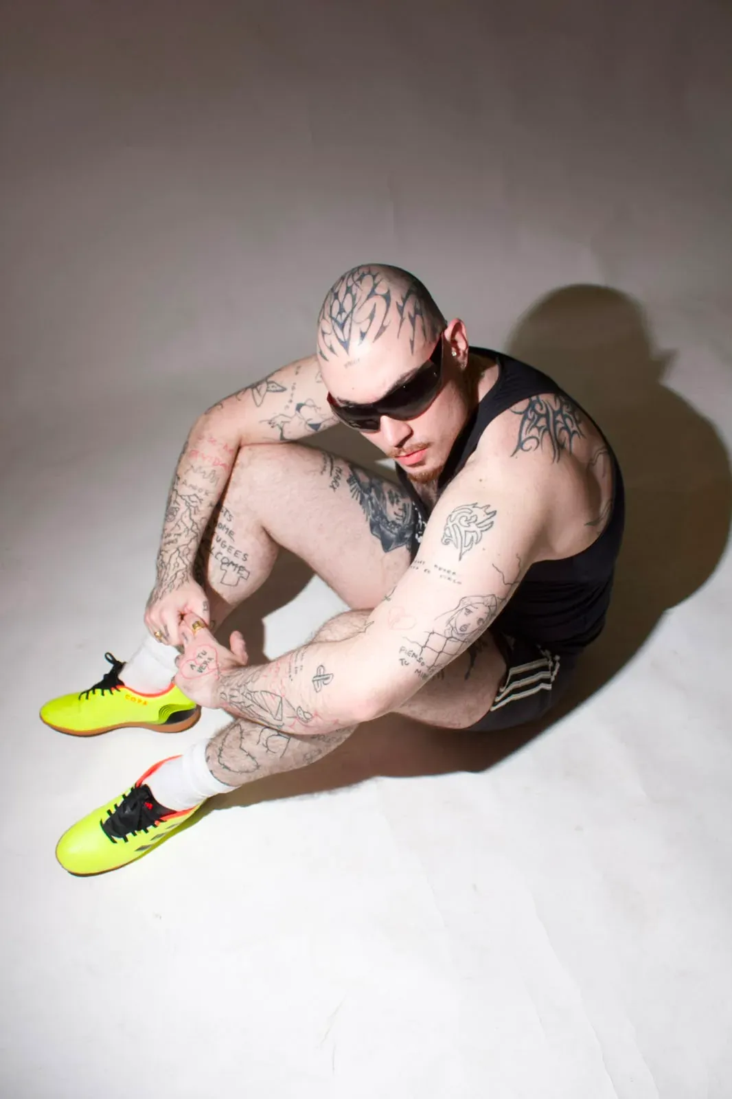 acero-la-calva-tatuada-conciencia-en-la-clase-acero-04