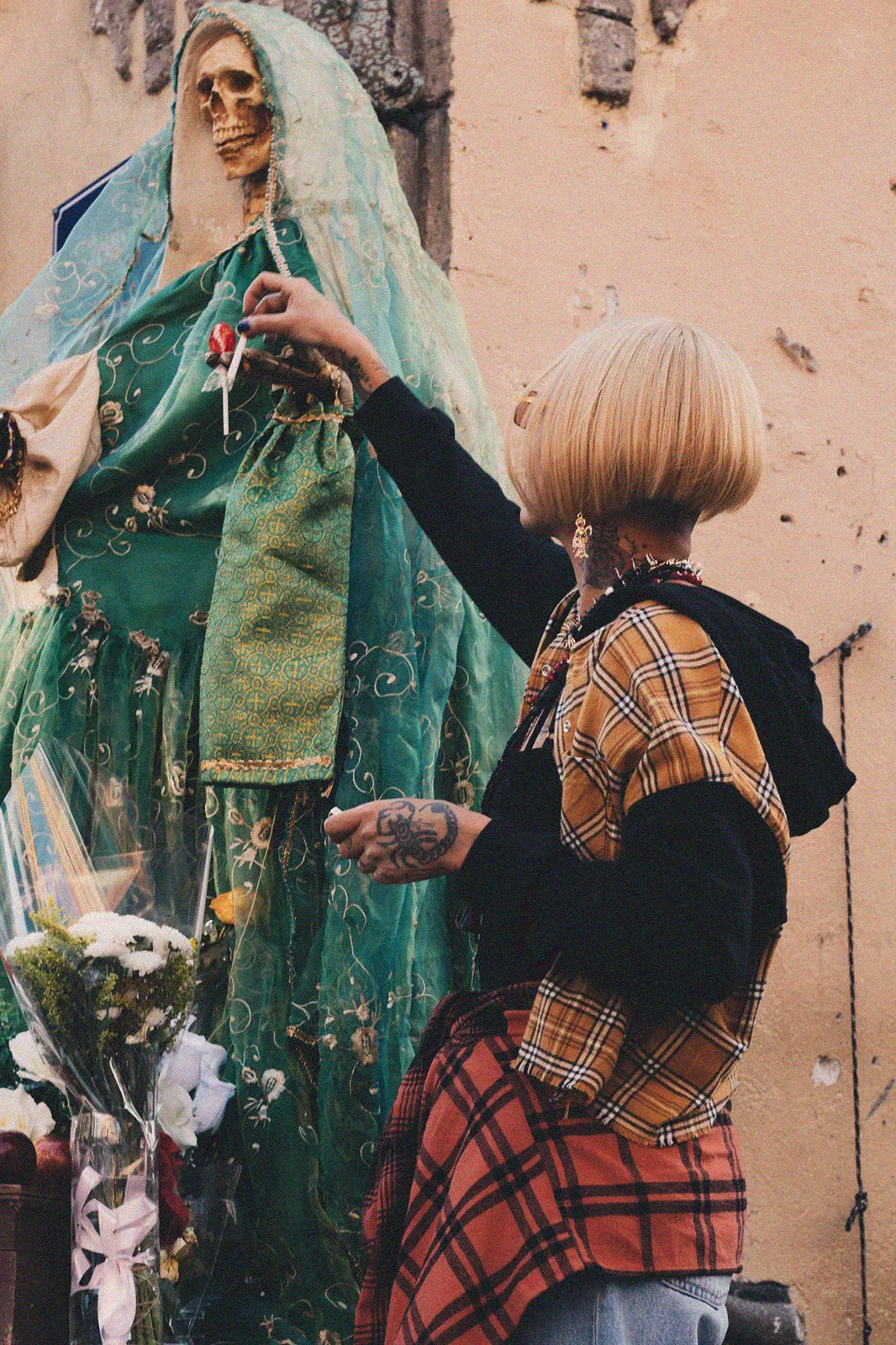 Rosa Pistola Metalmagazine 4.jpg
